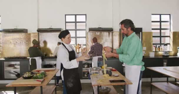 Vista Lateral Hombre Mayor Caucásico Una Cocinera Caucásica Durante Una — Vídeos de Stock