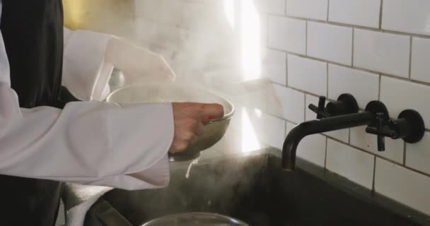 Sidovy Mitt Vit Kvinnlig Kock Matlagningskursen Ett Restaurangkök Tömma Nykokt — Stockvideo