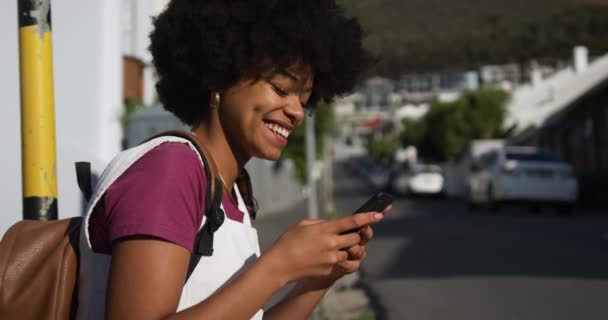 Vista Lateral Mujer Raza Mixta Disfrutando Tiempo Libre Una Calle — Vídeos de Stock