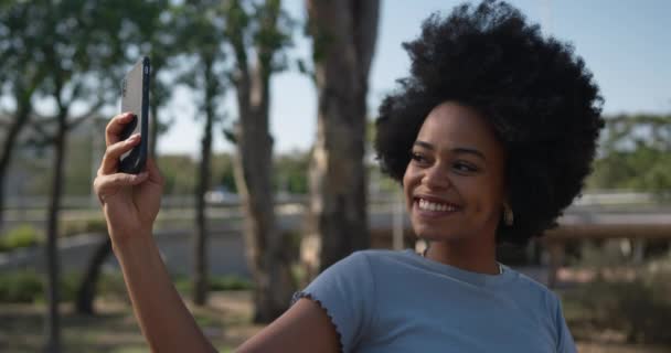 Vista Frontal Una Mujer Raza Mixta Disfrutando Tiempo Libre Parque — Vídeo de stock