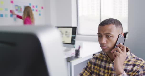 Vista Frontal Hombre Raza Mixta Que Trabaja Una Oficina Creativa — Vídeo de stock