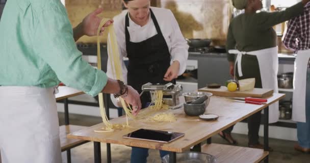 Sidovy Över Äldre Vit Man Och Vit Kvinnlig Kock Matlagningskurs — Stockvideo