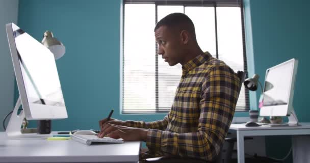 Vista Lateral Hombre Raza Mixta Trabajando Una Oficina Creativa Trabajando — Vídeos de Stock