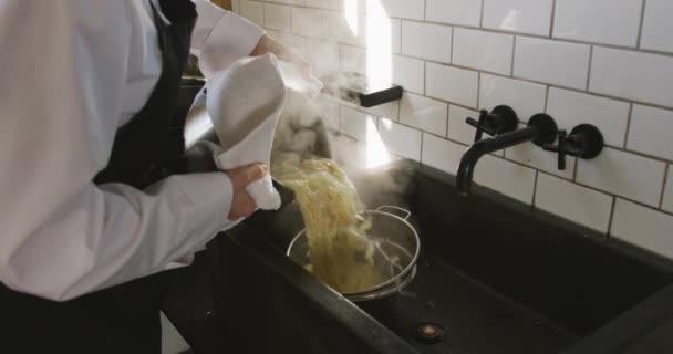 Zijaanzicht Middendeel Van Een Blanke Vrouwelijke Chef Kok Tijdens Kookles — Stockvideo