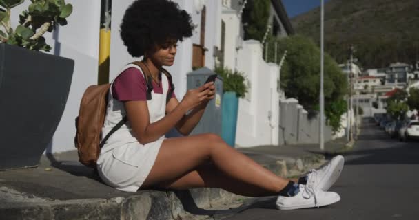 Vista Lateral Mujer Raza Mixta Disfrutando Tiempo Libre Una Calle — Vídeos de Stock