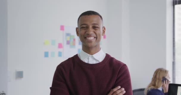 Retrato Homem Raça Mista Feliz Trabalhando Escritório Criativo Olhando Para — Vídeo de Stock