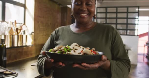 Portret Bliska Starszej Afroamerykanki Zajęciach Gotowania Kuchni Restauracyjnej Trzymającej Naczynie — Wideo stockowe