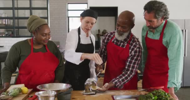 Grupo Adultos Seniores Uma Aula Culinária Uma Cozinha Restaurante Grupo — Vídeo de Stock