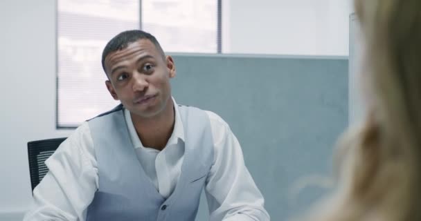 Vista Frontal Hombre Raza Mixta Que Trabaja Una Oficina Hablando — Vídeos de Stock