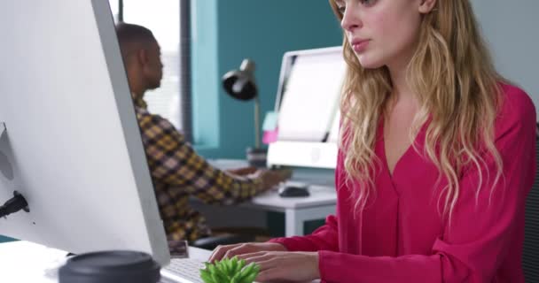 Вид Сбоку Белую Женщину Работающую Креативном Офисе Смотрящую Экран Компьютера — стоковое видео
