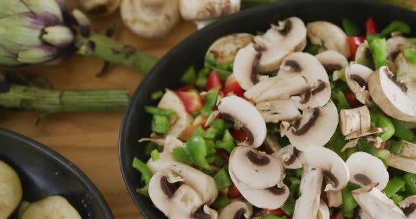 Gros Plan Incliné Bol Rempli Légumes Fraîchement Hachés Avec Champignons — Video