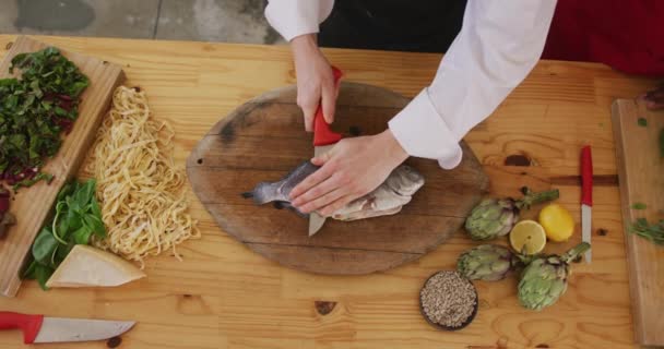 Vue Angle Élevé Une Cuisinière Caucasienne Pendant Cours Cuisine Coupant — Video