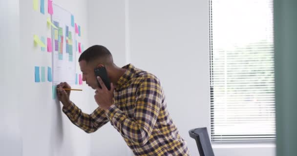 Seitenansicht Eines Mannes Mit Gemischter Rasse Der Einem Kreativbüro Arbeitet — Stockvideo