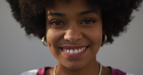 Retrato Cerca Feliz Mujer Raza Mixta Disfrutando Tiempo Libre Parque — Vídeo de stock