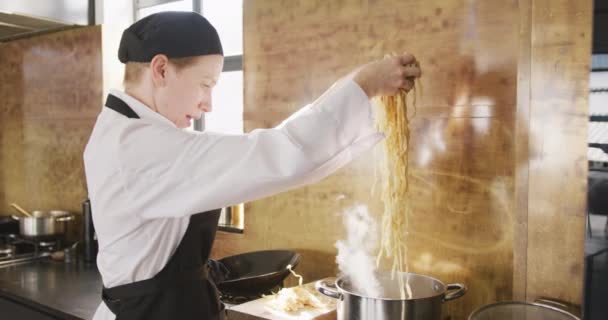 Zijaanzicht Van Een Blanke Vrouwelijke Chef Kok Tijdens Kookles Een — Stockvideo