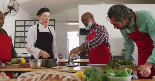 Gruppo Adulti Anziani Una Classe Cucina Una Cucina Ristorante Gruppo — Video Stock