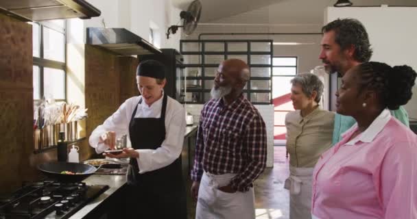 Adultos Mayores Una Clase Cocina Diverso Grupo Estudiantes Adultos Escuchando — Vídeos de Stock