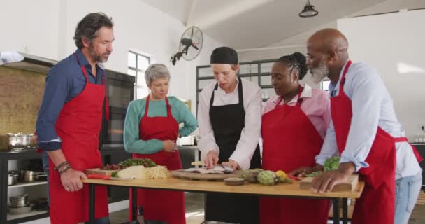 Adultos Una Clase Cocina Una Cocina Restaurante Diverso Grupo Estudiantes — Vídeo de stock