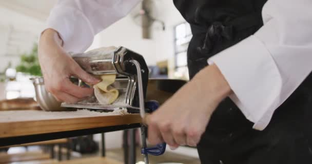 Vista Lateral Meio Seção Uma Cozinheira Caucasiana Durante Aula Culinária — Vídeo de Stock