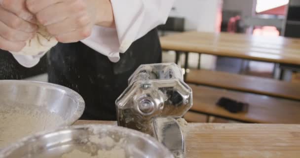 부분을 부엌에 요리사의 가까이 반죽을 반죽하여 파스타 기계에 천천히 모습이 — 비디오