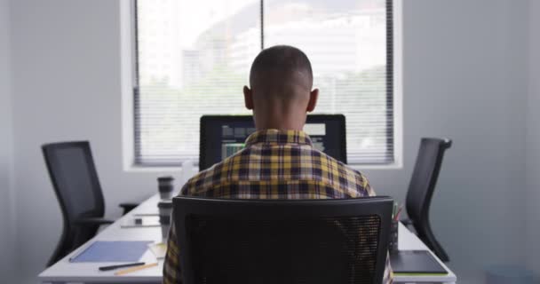 Yaratıcı Bir Ofiste Çalışan Bilgisayarlı Bir Masada Oturan Ellerini Başının — Stok video