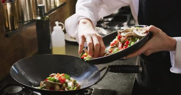 Widok Przodu Środkowa Część Białej Kucharki Zajęciach Gotowania Kuchni Restauracyjnej — Wideo stockowe