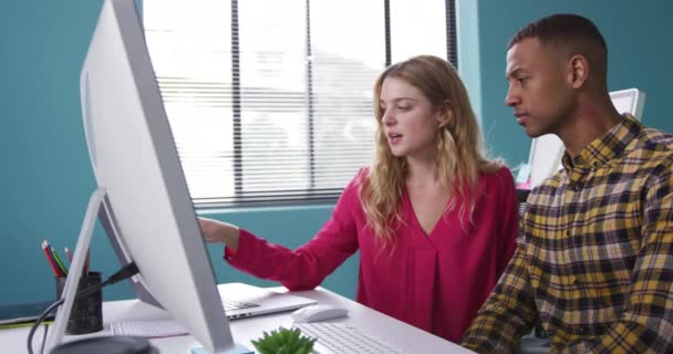 Kafkasyalı Bir Kadın Yaratıcı Bir Ofiste Çalışan Bilgisayar Ekranına Bakan — Stok video