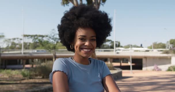 Portrét Šťastné Smíšené Rasy Ženy Těší Volný Čas Městském Parku — Stock video