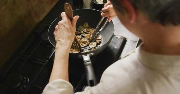 Przez Ramię Widok Starszej Białej Kobiety Zajęciach Gotowania Kuchni Restauracyjnej — Wideo stockowe