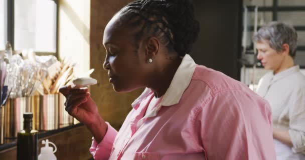 Vista Lateral Cerca Una Mujer Afroamericana Mayor Durante Clase Cocina — Vídeos de Stock