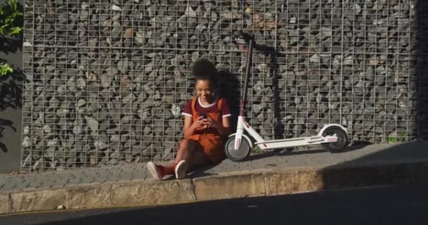 Вид Спереди Женщины Смешанной Расы Наслаждающейся Свободным Временем Улице Солнечный — стоковое видео