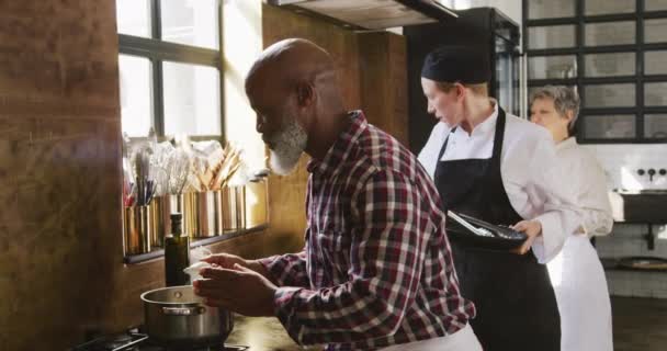 Zijaanzicht Van Een Oudere Afro Amerikaanse Man Tijdens Kookles Een — Stockvideo