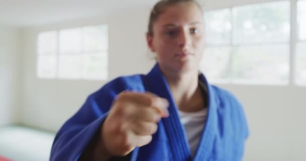 Vista Frontal Cerca Una Adolescente Enfocada Judoka Femenina Caucásica Que — Vídeo de stock