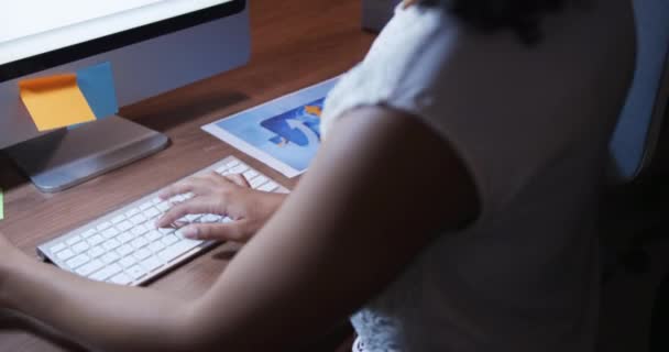 Modern Bir Ofiste Geç Saatlere Kadar Çalışan Bilgisayar Ekranına Bakıp — Stok video