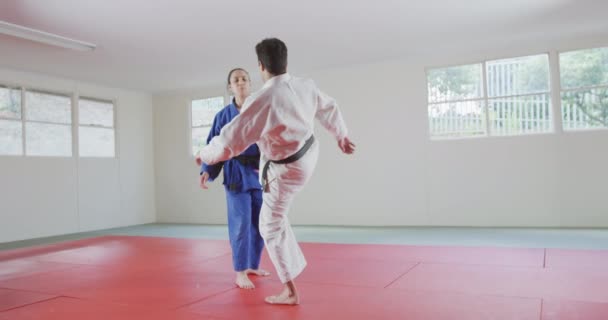Hátsó Nézet Egy Vegyes Fajú Férfi Judo Edző Tinédzser Kaukázusi — Stock videók