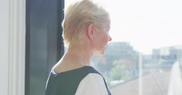 Kafkasyalı Düşünceli Bir Kadınının Modern Bir Ofiste Çalışmasının Pencerenin Kenarında — Stok video