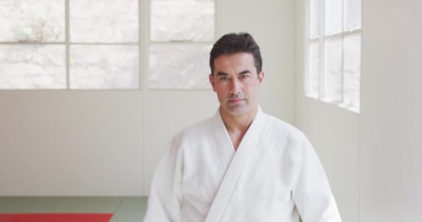 Retrato Feliz Judoka Masculino Raza Mixta Confiado Usando Judogi Blanco — Vídeos de Stock