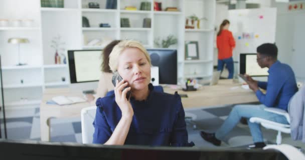 Modern Bir Ofiste Çalışan Beyaz Bir Kadınının Arka Planda Ağır — Stok video