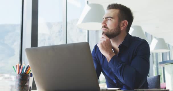 Vorderansicht Eines Fokussierten Kaukasischen Geschäftsmannes Der Einem Modernen Büro Arbeitet — Stockvideo