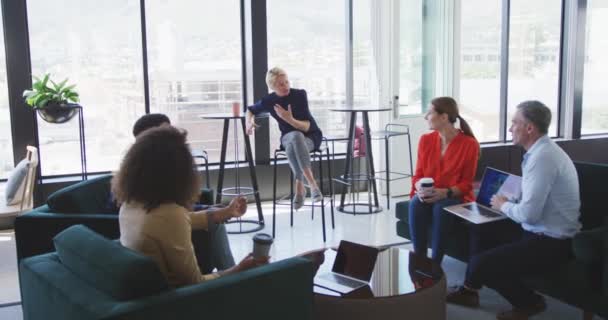 Seitenansicht Einer Multiethnischen Gruppe Von Geschäftsleuten Und Geschäftsfrauen Die Zusammen — Stockvideo