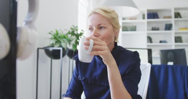 Vorderansicht Einer Kaukasischen Geschäftsfrau Die Einem Modernen Büro Arbeitet Und — Stockvideo