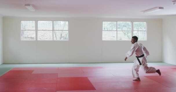 Vista Frontal Judoca Mestiço Adolescente Vestindo Judogi Branco Aquecendo Antes — Vídeo de Stock