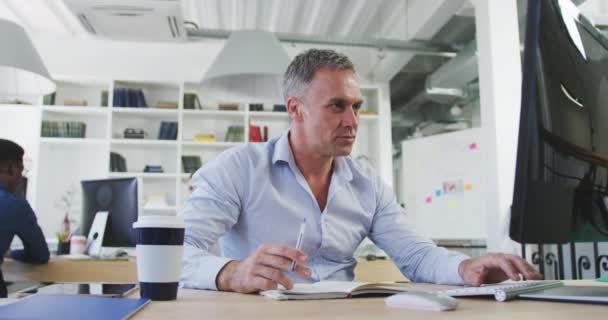 Vista Frontal Empresário Caucasiano Trabalhando Escritório Moderno Sentado Uma Mesa — Vídeo de Stock