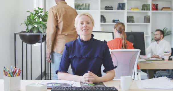 Modern Bir Ofiste Çalışan Arka Planda Çalışan Meslektaşlarıyla Sunum Yapan — Stok video