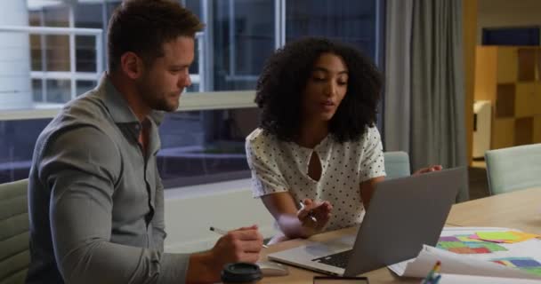 Zijaanzicht Van Een Blanke Zakenman Gemengde Ras Zakenvrouw Werken Laat — Stockvideo