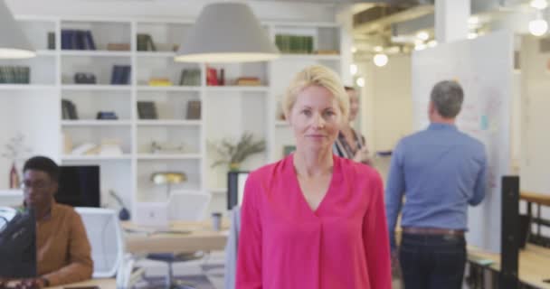 忙しいオフィスで働く幸せな白人実業家の肖像画 彼女の同僚と一緒にカメラに立って笑顔背景で働く — ストック動画