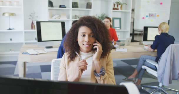 Vue Face Une Femme Affaires Mixte Travaillant Dans Bureau Moderne — Video