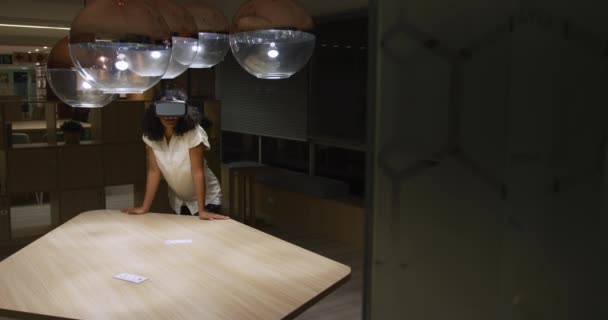 Vista Frontal Uma Mulher Negócios Mista Trabalhando Até Tarde Escritório — Vídeo de Stock