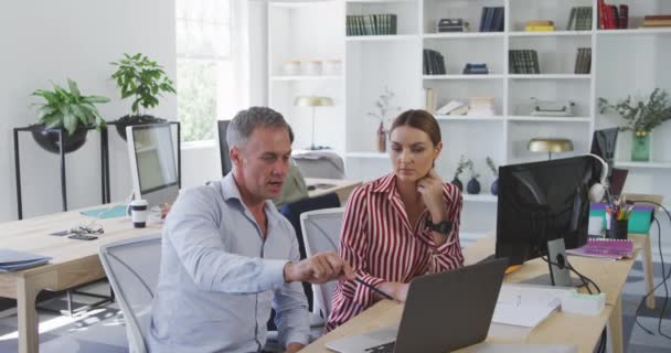 Vista Frontal Gran Angular Hombres Negocios Hombres Negocios Caucásicos Que — Vídeos de Stock