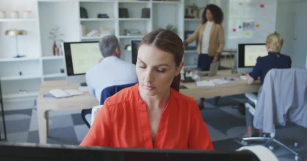 Modern Bir Ofiste Çalışan Masa Başında Oturan Arka Planda Ağır — Stok video